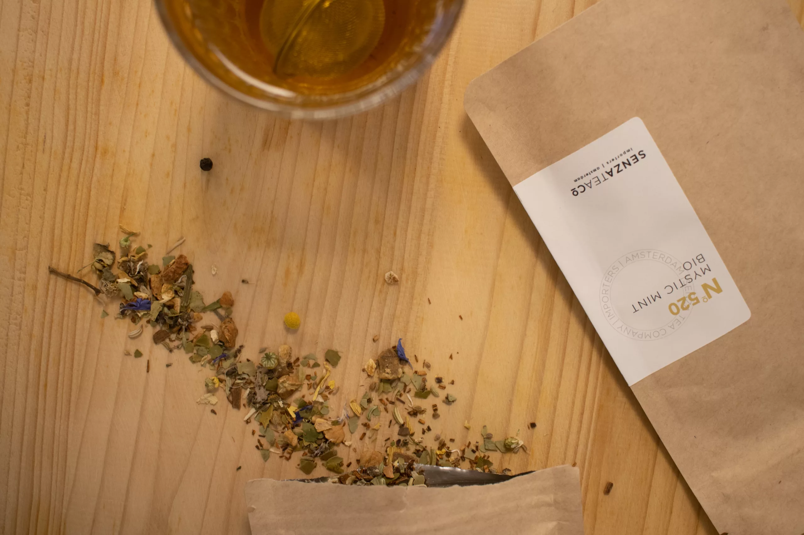 Het betoverende etiket van Senza Tea Co.: Een verpakking die de show steelt